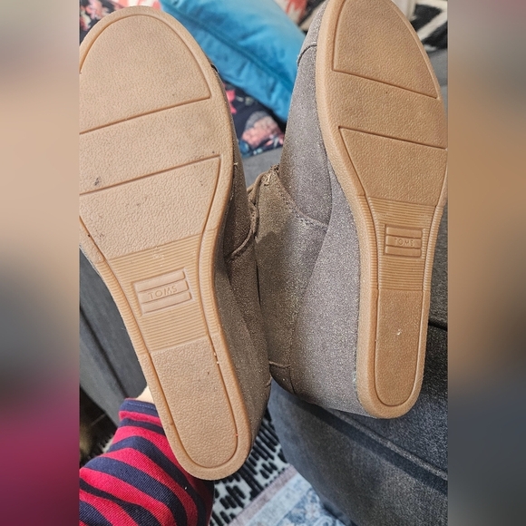 TOMS Kala Gunmetal Star Suede Oxford Bootie. Size 8 Like New - Picture 13 of 15